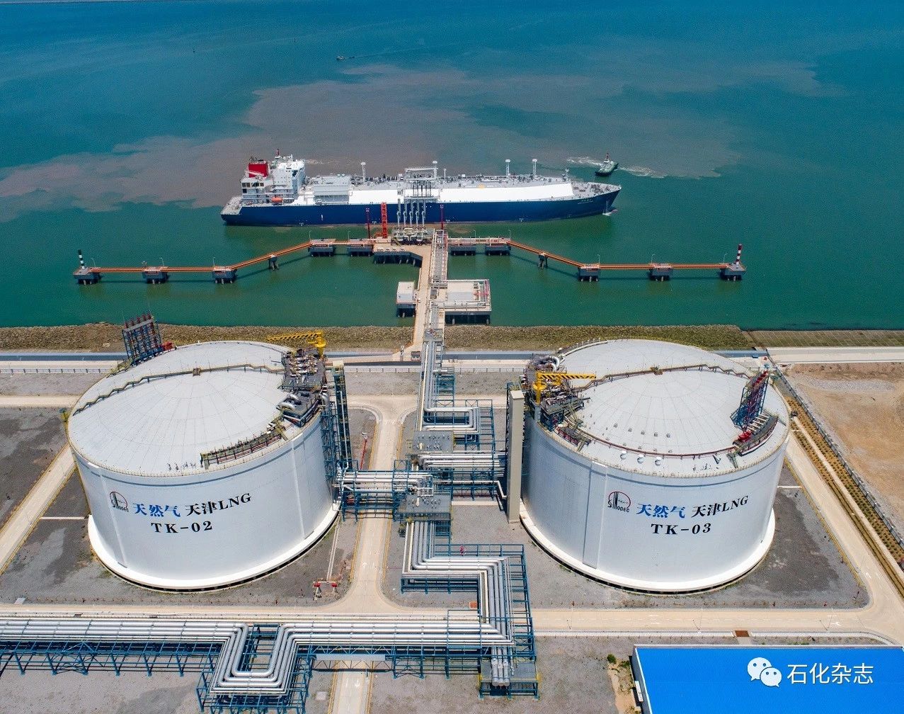 提供援助和武器支持；但实际上