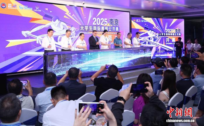 南京五马渡码头开启长江之恋号赛艇旅程,全球