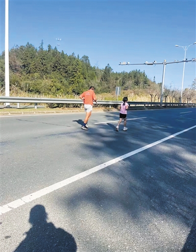 10岁女孩父亲将号码布交女儿完成全马遭组委会处