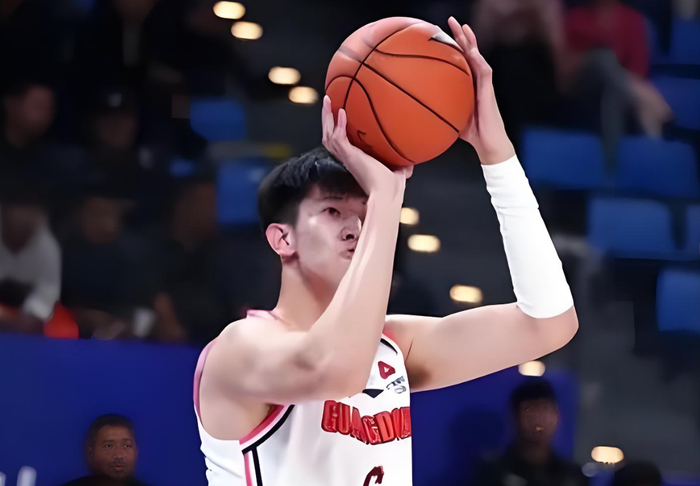 广东队天赋球员黄明依遭弃用 成12人中唯一未出